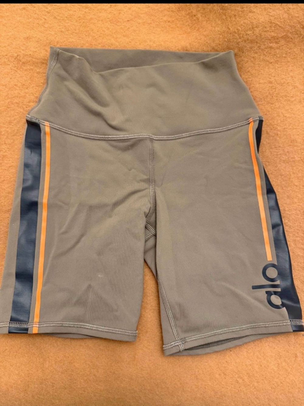 Alo Yoga Women's biker shorts Size XS
